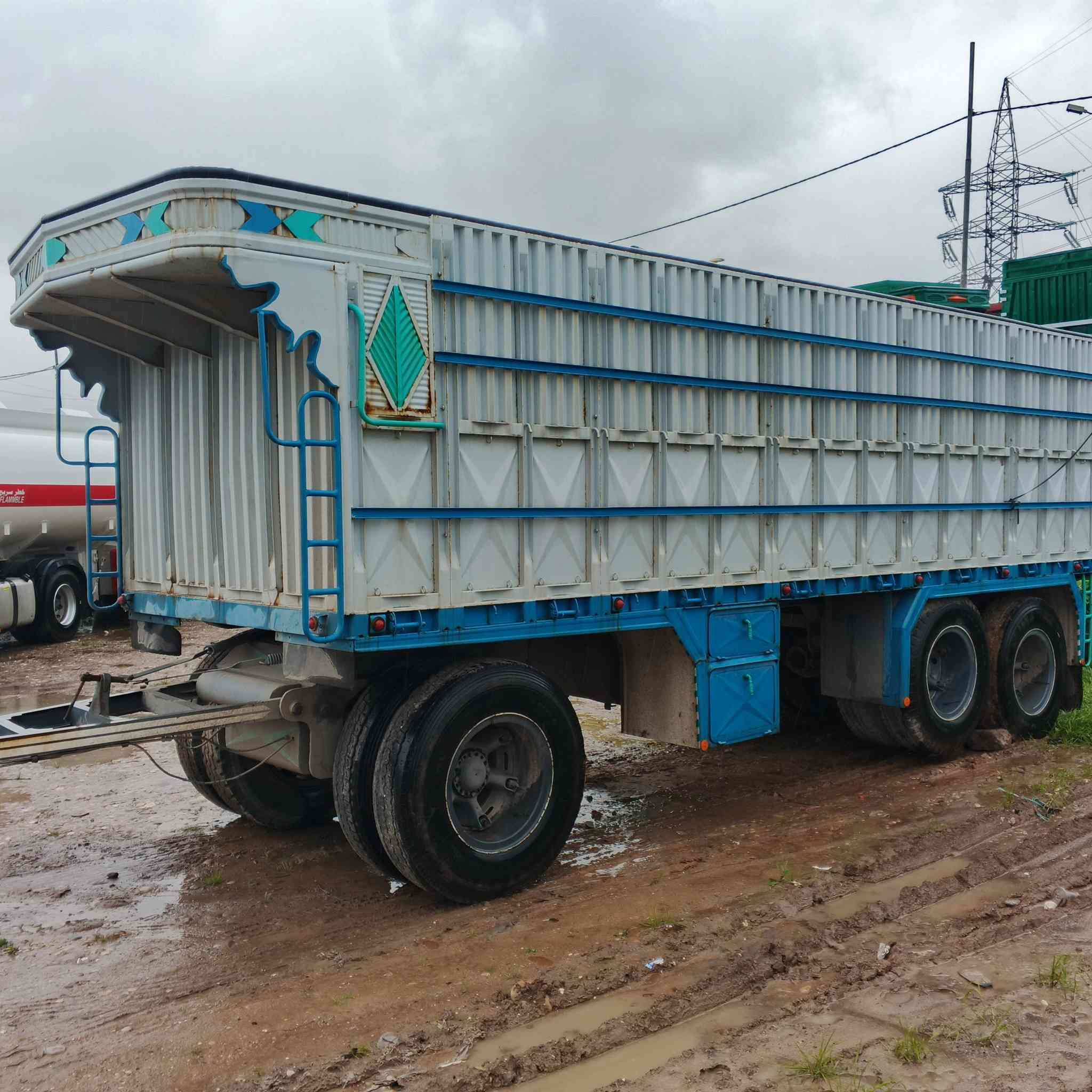 مقطورة لوري الطول سبعة ونص مقطورة جديدةتايات 24 مكان موصل السعر 115وبيها مجال للاستفسار ***********.     ***********
