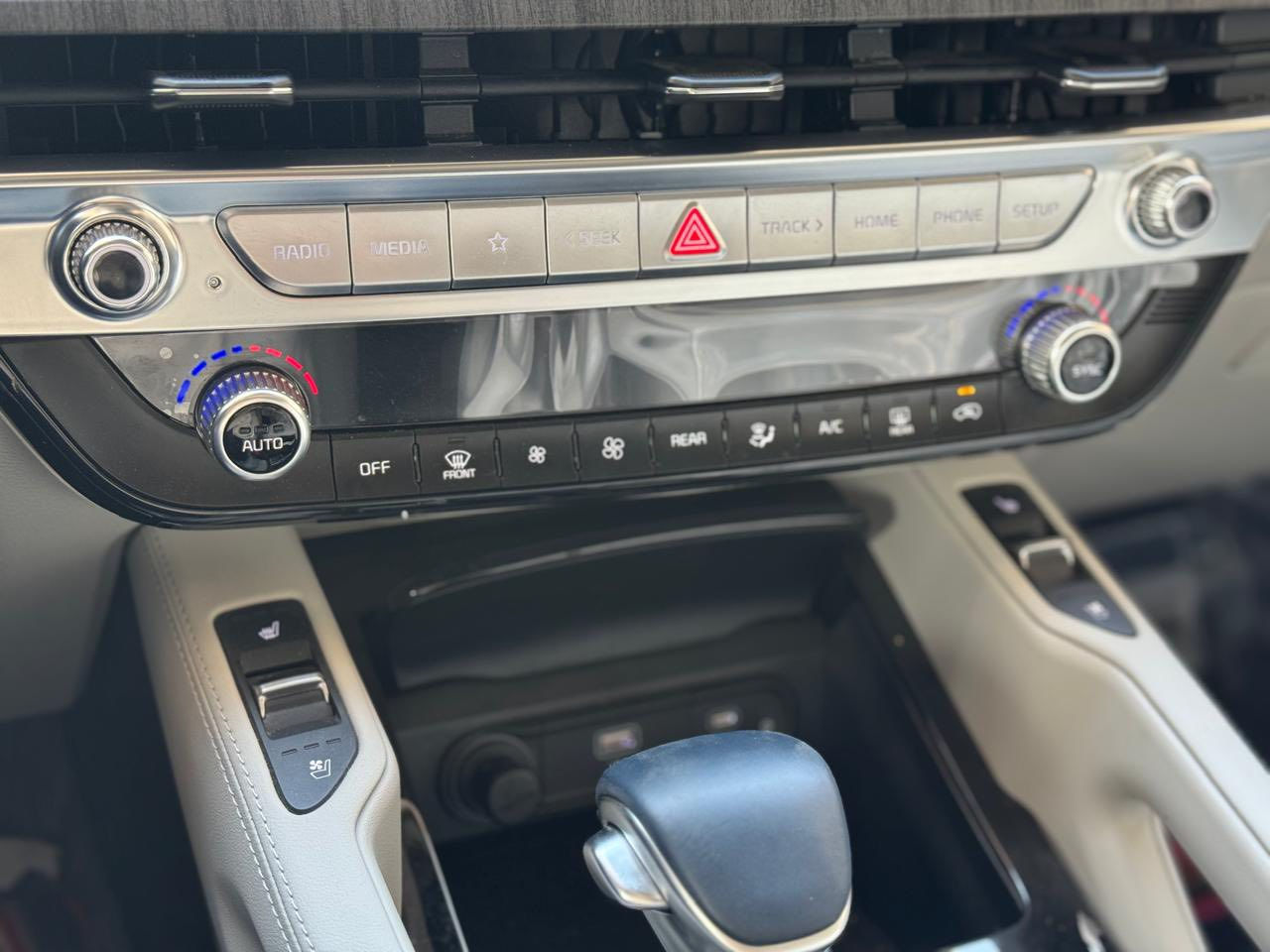 السلام عليكم 
كيا تيلورايد GT_(LINE) 2024 خليجي 
رقم اربيل باسمي للبيع 
المحرك: 3.8 لتر V6 - 291 حصان
ناقل الحركة: أوتوماتيك 8 سرعات
الدفع: رباعي AWD
ماشية17 الف كيلو 
ضمان5 سنوات شركة نم 
ضمان PPF 10 سنوات 
المواصفات:
حساس امامي خلفي 
7 مقاعد جلد فاخر (مبردة + مدفأة)
Apple CarPlay & Android + إنش 12.3 شاشة
Auto
Harman Kardon نظام صوت
Head-Up Display (داتا شو)
إضاءة أمامية LED أوتوماتيكية 
+ رادار جانبي + كروز كونترول ذكي
مساج في المقعد الامامي
خزن ميموري 
صندوق كهرباء
سقف بانوراما
شحن لاسلكي للهاتف + منافذ USB لجميع الصفوف سايد بريك كهربائي + أوتو هولد
أنظمة أمان متقدمة - مراقبة النقطة)
نظام الدخول الذكي + تشغيل بصمة
تشغيل عن بعد 
مقًود جلد حياكة 
مقاعد منفصلة VIP 
مغلفة PPF ضمان10 سنوات 
السعر 41200$ وبي مجال بسيط 
مكان السيارة بغداد 
للاستفسار الاتصال على الرقم
***********
