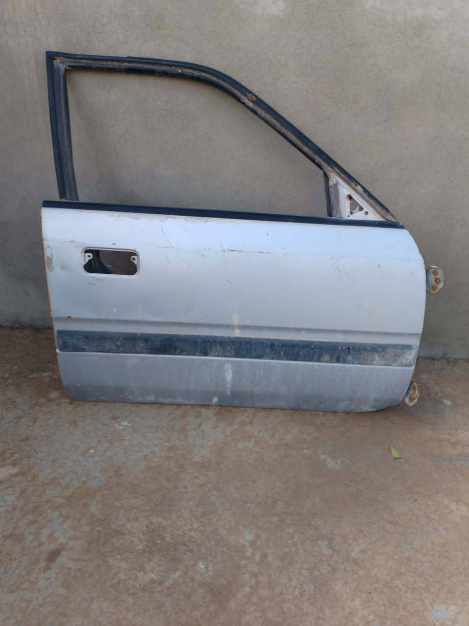 متاح بواب مازدة الخلف زوج والامامي اليمين ***********
