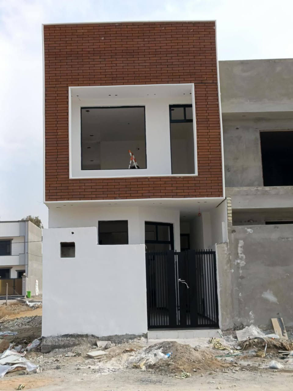 بيت للبيع
المساحه ١٠٠م طابقين بناء حديث درجه اولى
~~~~~~~~~~~~~~~~~~~~~~~~~~~~~~
زراعي سند ٢٥ 
كافه الخدمات ماء كهرباء تبليط 

««في شارع كربلاء قرب مول اهل الخير 
يبعد عن شارع كربلاء العام ٢٥٠متر 

//يحتوي على غرفتين غرفه جوه وغرفه فوك

∆∆يتوفر كافه الخدمات وايضا توجد عروض متنوعه اليحب يراجع عقارات ديباج∆∆∆∆

[مكتب ديباج للعقار مستعدون للكافه الترويج وتصوير العقارات] 

[] ***********[]
