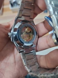 عندي هاي الساعة طاحت من ايدي وصار بيها خلل تشتغل وتوكف 15 الف 07759435...