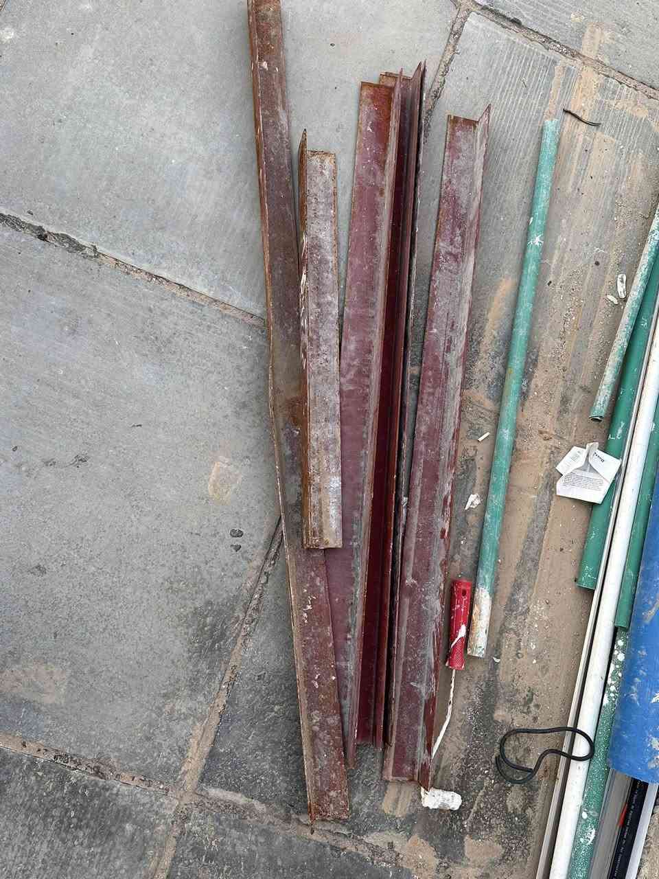 هنكلاين زوايه الثقيل الطول متر ونص وبي كصات ابيع شلعه كلهن قيم واخذهن.*********** مامتواجد بلماسنجر بس رقم وواتساب
