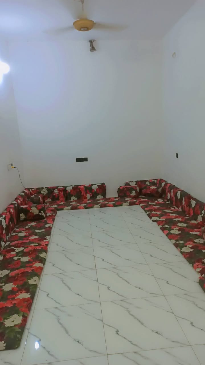 البيت للبيع طابو زراعي سند 25 مشمول بل تطويب جهته الحظاره خلف مديرين المخدرات مساحت الدار 130متر أساس كونكريت وسقف شيلمان أعله بيت في الشارع  12متر يتكون البيت من استقبال ومطبخ وصاله وغرفه وحمامات خارجيه وداخليه ومنور رضيت البيت بورسلين مطبخ سيراميك بالكامل السعر 35 مليون وبيه مجال التواصل ***********
