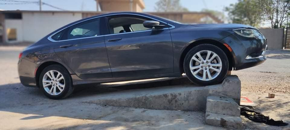 السلام عليكم 
كرايسلر c200
2015 .. حادثها صبغ خشم البنيد فقط وباب السائق تبديل  .. 
والباقي سليم 100% 
السياره رقم اربيل
(شاشه . بصمه . كشن كهرباء(جلد) . كير ماوس .. وبقية المواصفات معروفه ).
السياره بدون نقص ابد .
مكان السيارة بابل مشروع المسيب
السعر 92 وبيها مجال بسيط جدا .
***********
