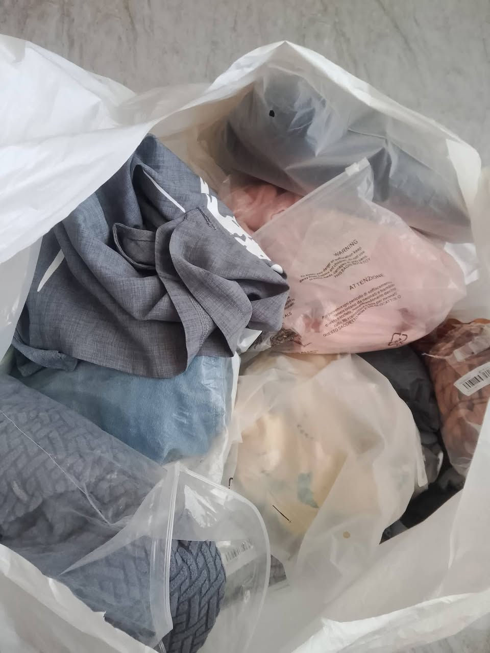 السلام عليكم للبيع ملابس امزون يجي بيها ملابس نسائيه ورجاليه ويجي بيها تلبيسات مال كشنات ومال كراسي اكثر من 40 قطعه سعر 20ألف فقط عنواني سكندريه بدور مقابل المدرسه الهيكل ‏‪0788 438 5273‬‏
