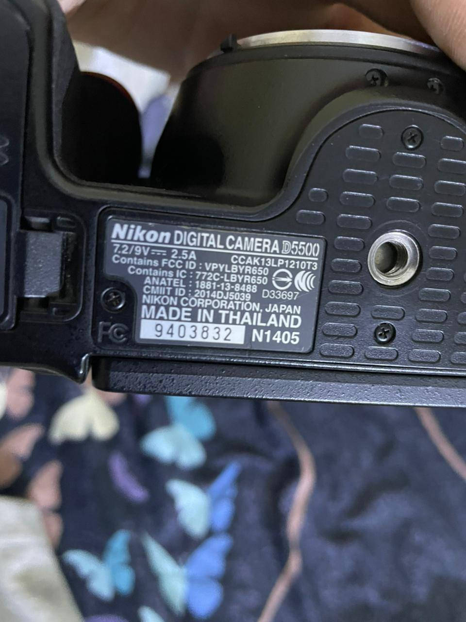 للبيع: كاميرا Nikon D5500 مع عدسة 18-140mm VR
​أهم مواصفات الكاميرا (Nikon D5500):
​دقة التصوير: 24.2 ميجابكسل (تعطيك صوراً واضحة جداً وتفاصيل دقيقة حتى عند التكبير).
​الشاشة: شاشة 3.2 بوصة بالكامل لمس (Touch) ومتحركة بجميع الاتجاهات (تفيد جداً في تصوير السيلفي والفلوقات).
​الاتصال: تحتوي على Wi-Fi مدمج (تسمح لك بنقل الصور فوراً للموبايل والتحكم بالكاميرا عن بعد).
​تصوير الفيديو: دقة Full HD بسرعة تصل إلى 60 إطار في الثانية (حركة الفيديو تكون ناعمة واحترافية).
​الفوكس (Focus): نظام فوكس سريع بـ 39 نقطة تركيز، ممتاز لتصوير الأجسام المتحركة.
​الوزن: تصميم "مونوكوك" خفيف جداً، مريحة للحمل في السفر والطلعات الطويلة.
​مواصفات العدسة الشاملة (18-140mm VR):
​المدى: عدسة شاملة (All-in-one) تعطيك زاوية عريضة للمناظر الطبيعية وزوم قوي للصور الشخصية (Portrait) وتقريب الأشياء البعيدة.
​مانع الاهتزاز (VR): نظام تقليل الاهتزاز يساعدك على التقاط صور حادة حتى لو كانت يدك ترجف قليلاً أو في الإضاءة الضعيفة.
​جودة الزجاج: تحتوي على عناصر زجاجية (ED) لمنع تشوه الألوان وضمان أعلى نقاء للصورة.
​نقاط قوة تذكرها في إعلانك (حسب صورك):
​عدسة مطورة: اذكر أنها ليست العدسة التقليدية (18-55)، بل العدسة الأغلى والأقوى (18-140).
​نظافة الحساس: إذا كان الحساس نظيفاً، اذكر ذلك.
​الملحقات: اذكر إذا كان معها (الحقيبة، الشاحن الأصلي، البطارية، الذاكرة).
سعر 550 الف وبيها مجال مكاني بغداد واكو توصيل
للتواصل *********** واكو واتساب
