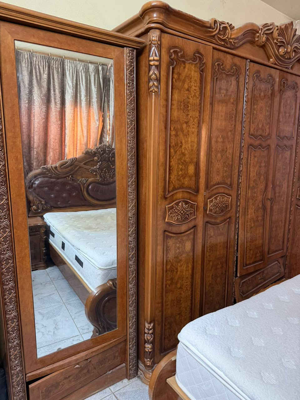 غرفه نوم ماليزيا
دولاب 6 أبواب كبير.
سرير أم نفرين.
تسريحة كبيرة.
كومدينتين الي يحب يتواصل على رقم ***********
المكان العامريه
