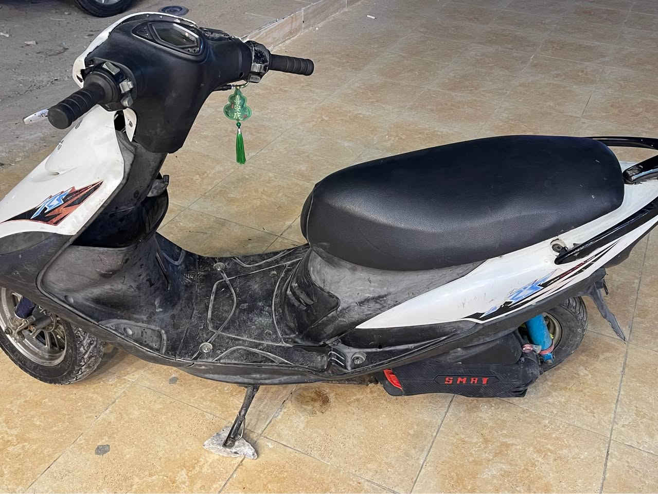 ماكس عدلة شغالة سلف بصمة سلف رياضي وهاي الأغراض البيهة واضحة بالصور نواقصهة استاند تعليك  الإكلوب الأمامي والخلفي والاشاير اليمنة واليسرة غسلتهة ومشتغلن كتف يعني دراجة دراجة حلوة نكرة صبح وليل مشيهة حلو بوشة ابلاد مببدلة رايدهة ب ٤٠٠بيهة مجال بسيط بسيط مال جيتك الرقم *********** المكان حي القاهرة قرب جامع النداء بغداد, العراق
