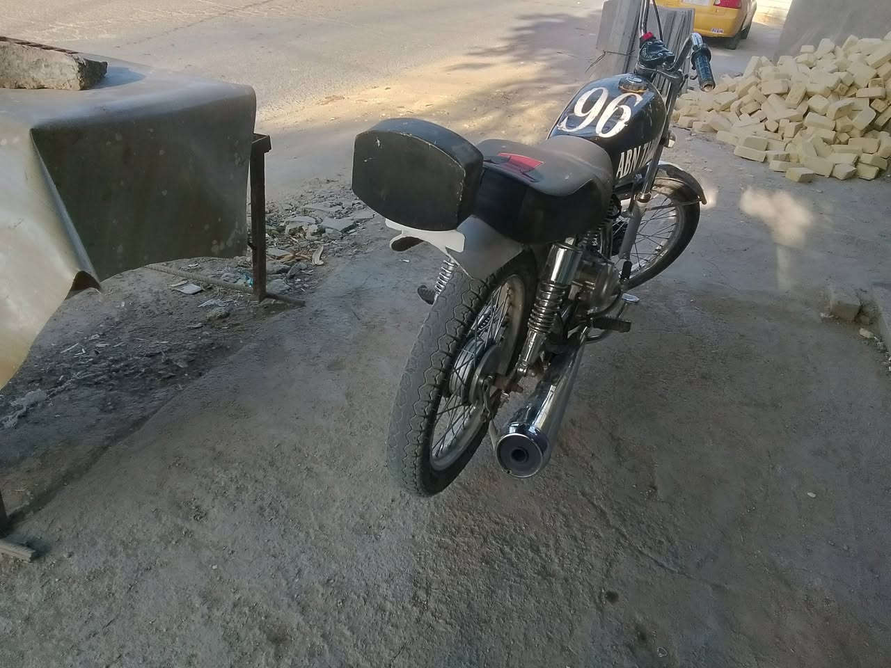 السلام عليكم ورحمة الله وبركاتة
من رخصة الادمن 
عندي دراجه نامه 
شاصي ارشه والباقي نامه سي جي 
اوراقهه اصولي 
السعر 850 و بي مجال للشراي
للاستفسار 
***********
