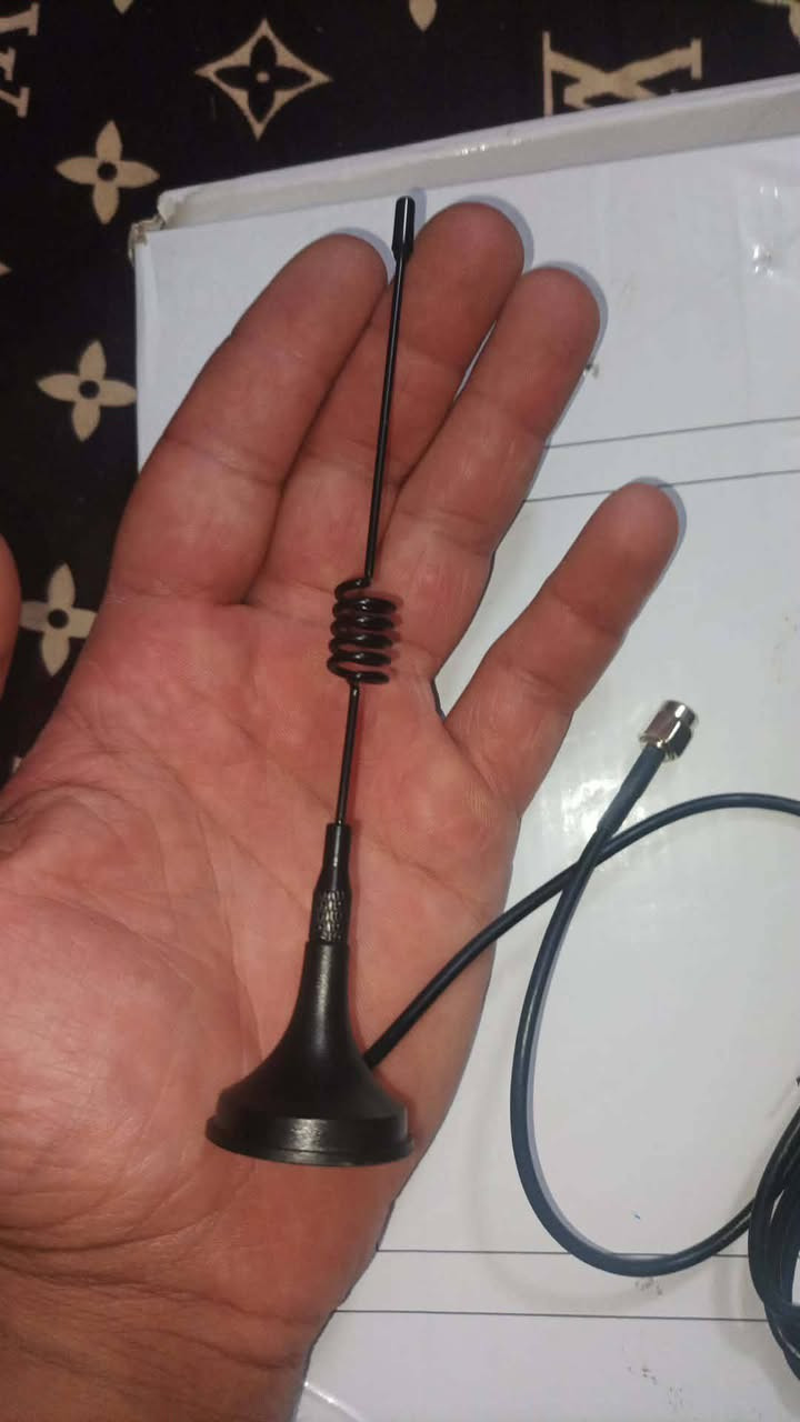 هوائي (Antenna) خارجي يُستخدم لتعزيز إشارات الـ 4G LTE، والـ WiFi، أو الـ GSM، ويأتي مزوداً بقاعدة مغناطيسية لتثبيته على الأسطح المعدنية.يتميز الهوائي بكسب إشارة (Gain) عالي، مثل 5dBi أو 12dBi، مما يساعد في تحسين سرعة واستقرار الاتصال بالإنترنت.يحتوي على موصل من نوع SMA (غالباً SMA ذكر) لسهولة ربطه بأجهزة الراوتر أو أجهزة المراقبة اللاسلكية


**إذا كنت صاحب هذا الإعلان وتريد حذفه لأي سبب، رجاءا أرسل رسالة إلى الدعم الفني**