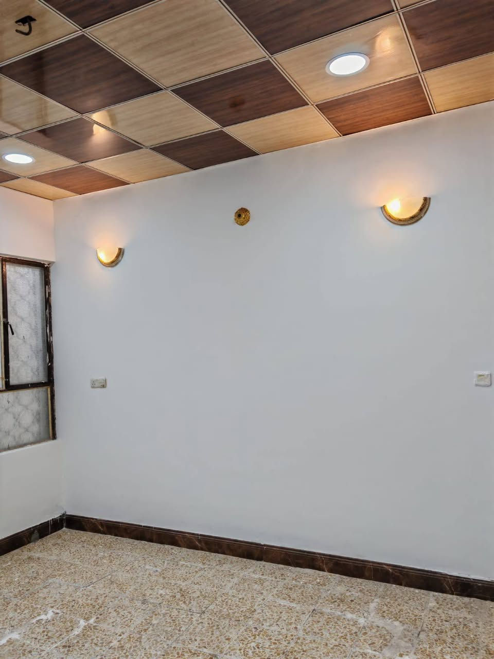 دار للبيع مساحه 100 متر طابو زراعي سند 25 مشمول بالتطويب
اساس صب بناء بلوك درجه اولى سقف صب 
يحتوي الدار على 
غرفه وصاله ومطبخ واستقبال مغاسل داخليه و خارجيه 
الموقع الكوفه البراكيه شارع المطار القديم مقابيل صيدليه صفاء عبد الرضا منطقه كلش مرتبه وعرض الفرع 10 متر وكافه الخدمات متوفره 
ملاحظه الدار فارغ وجاهز للسكن جيب غراضك وكعد 
السعر 38 مليون وبي مجال بسيط
للتواصل الاتصال على الرقم *********** أو مراسلة الصفحه واتساب متوفر مكتب الياسري للعقار والمقاولات
