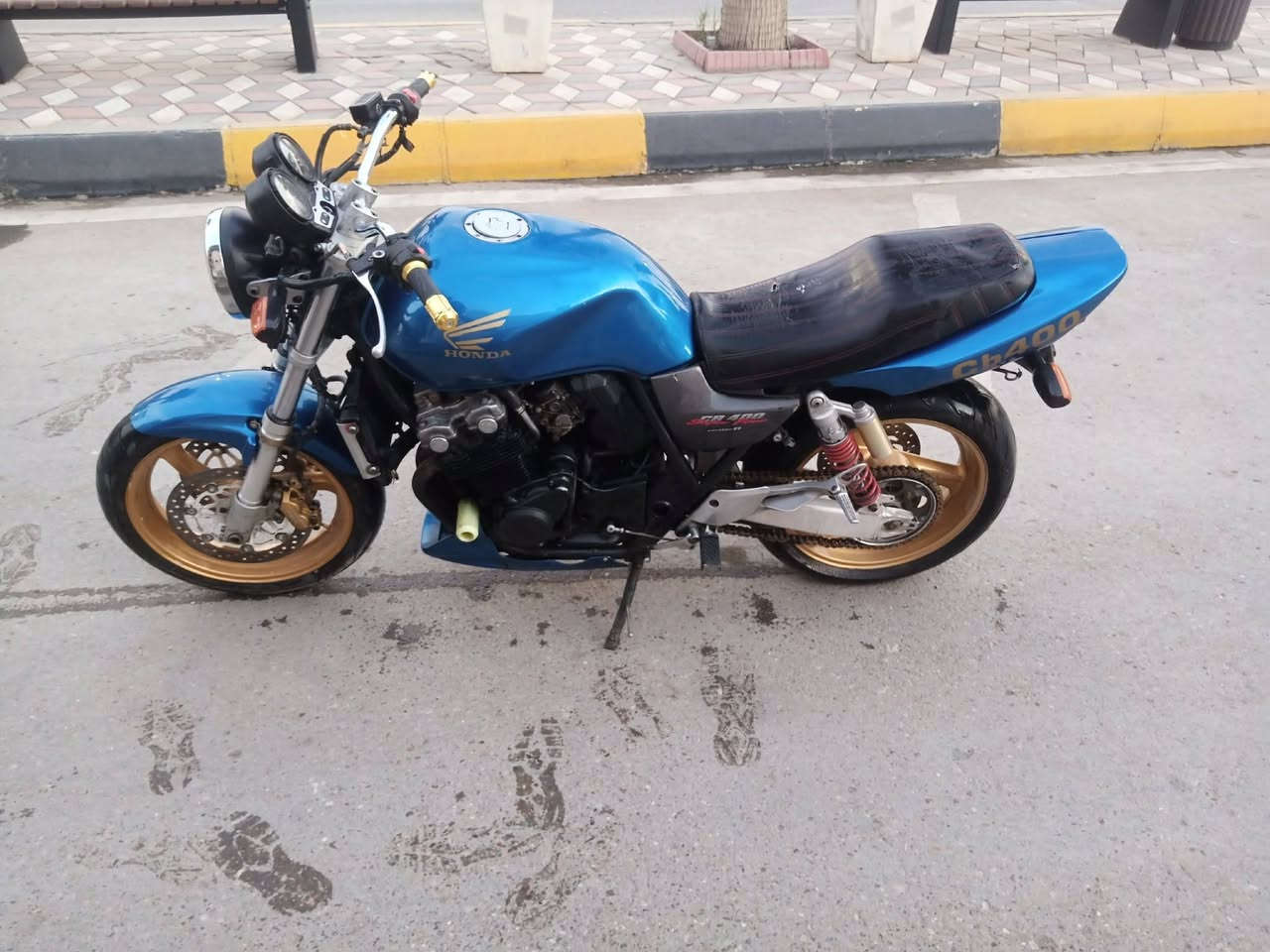 السلام عليكم سي بي فور دراجه حلوه ومرتبه ونضيفه موديل 2000 هايبر مكينه لك بس مبدله كلاجات فقط ترايك وين متريد الدرجه معروضه ب مليون وخمس ميه وخمسين بيهة مجال كلش بسيط حق جيتك تصال *********** او خاص
