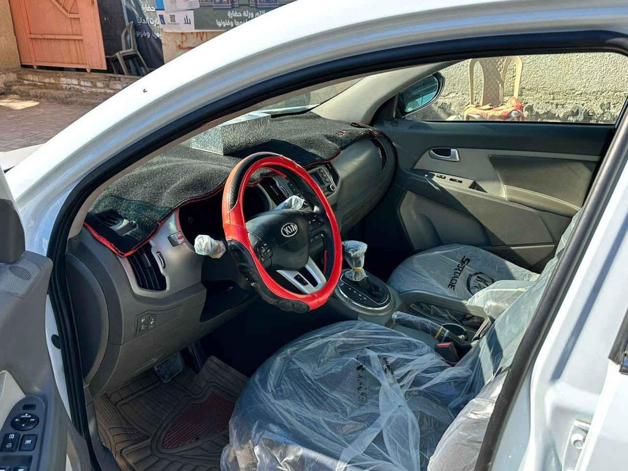 السلام عليكم سبورتج ٢٠١٤خليجي محرك ٢٠٠٠مكفوله من الضربه والصبغ والتبديل كير ومكينه وتبريد وحداديه جاهزه السياره على ايد وحده بيه ملاحظات بصيطه سوناره وياهه ماشيه ١١٠ كيلو  رقم بغداد باسمي مكان بابل السده المهناويه رقم التلفون ***********
