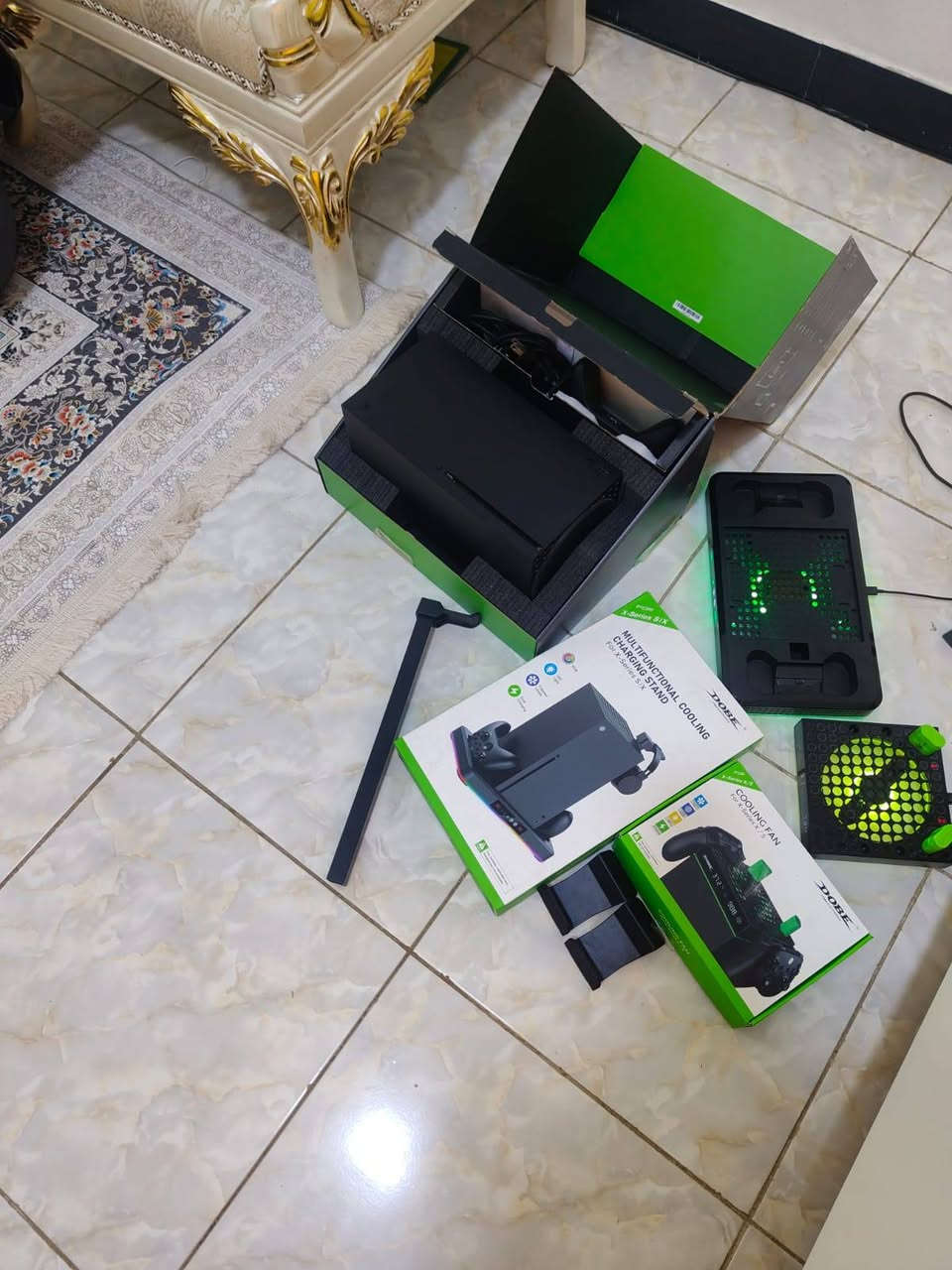 عندي جهاز Xbox Series X للبيع، الجهاز فول نظافة  100%
🌟 الملحقات المرفقة مع الجهاز:
قاعدة تبريد وشحن متعددة الوظائف من شركة DOBE 

إضاءة RGB ممتازة تنطي شكل كلش حلو للجهاز 

3 مستويات لسرعة التبريد للحفاظ على سلامة الجهاز.
شحن سريع لليدتين بنفس الوقت.

حامل للمايك / الهيدسيت.

مروحة تبريد إضافية علوية (DOBE Cooling Fan):

مزودة بشاشة رقمية لإظهار درجة الحرارة.
تضمن إخراج السخونة بشكل سلس وأداء مستقر بدون أي تقطيع أو حماوة.

السعر المطلوب: 825 ألف دينار و بيه مجال 
الجهاز باكيج كامل متكامل، ما تحتاج تشتري أي قطعة إضافية أو تخاف عليه من الحماوة 

تفضل خاص او واتساب ***********
