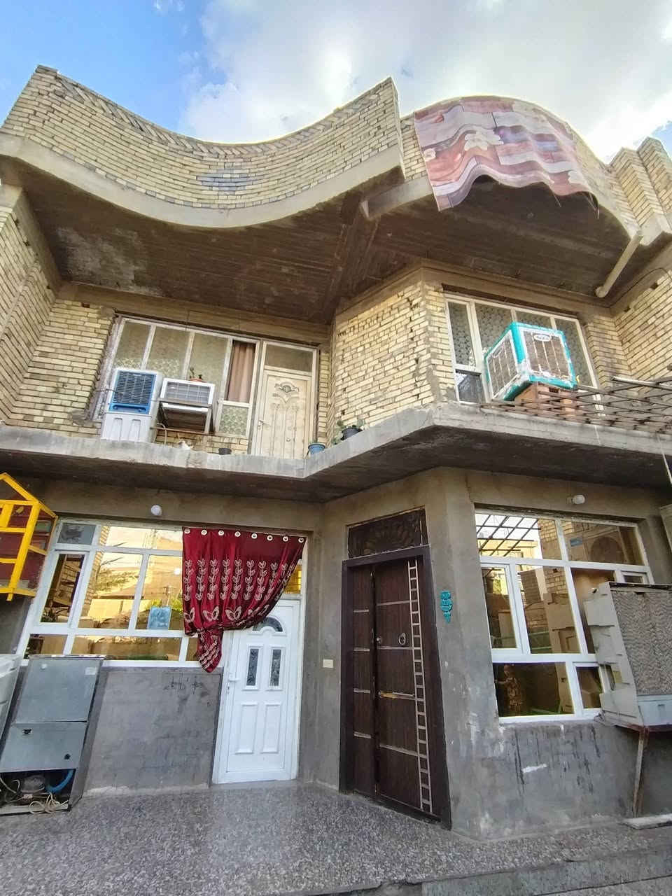 🏡 بيت للبيع
📍 مساحة البيت: 225 متر

✨ مواصفات البيت:

- يحتوي على 6 غرف نوم
- مطبخان: مطبخ حار ومطبخ بارد
- استقبال كبيرة
- صالة كعدة كبيرة
- يحتوي على صحيات عدد 2 في الطابق الأول والثاني
-يحتوي على طارمة
-يقع البيت مقابيل جامع المصطفى

📞 للاستفسار والاتصال:
***********
