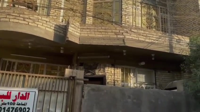 السلام عليكم بيت للبيع طابو زراعي مساحه ١٠٠ متر مربعه في البلديات تقاطع الكهرباء خلف مجمع الشذر الطبي يحتوي على ٥غرف نوم وحده في الطابق الأرضي و٣في الطابق الثاني وغرف في السطح تعتبر مخزن يحتوي على مدخلين مدخل للاستقبال ودخل للمطبخ البارد وصاله وغرفه نوم وصحيات خارجيه وداخليه ومطبخ حار و٣ غرف في الطابق الثاني وصاله وصحيات وبيتونه وغرفه في السطح تعتبر مخزن الاتصال على الرقم ***********
