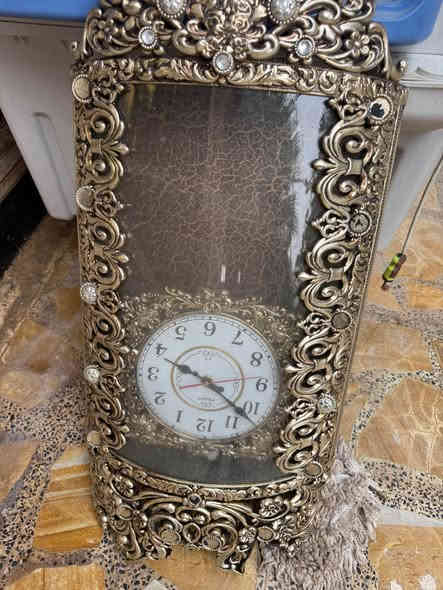 قيزر شغال كلشيء مابيه فقط مزنجر من برا
بنكة نوعية ممتازة لون مميز جديدة
ساعة للبيع انتيكة مرتبة
كرسي دوار يراد له ترتيب كلشيء مابيه 
*********** عمارة
