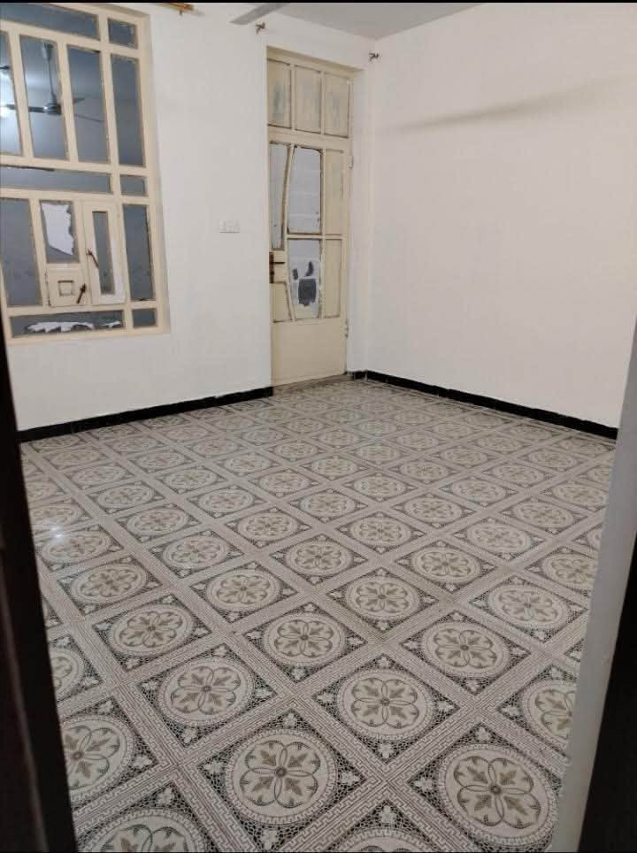 بيت للايجار طابق الثاني في حي الضباط يمة المحكمة متكون من غرفة و مطبخ وصالة واستقبال وحمام والماء والكهرباء علئ ابو البيت الايجار ٤٠٠ بالشهر التواصل ***********
