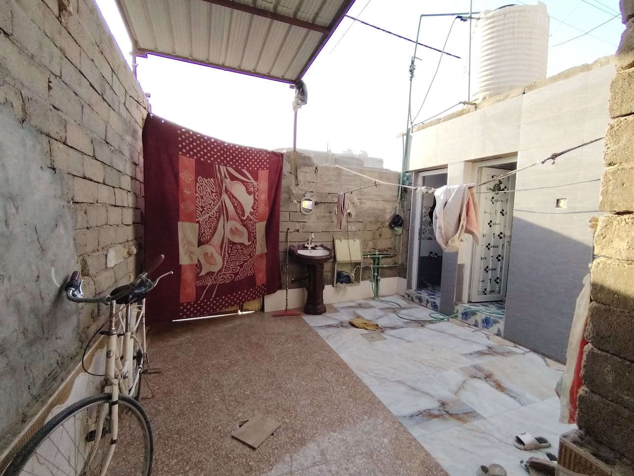 🏡 للبيع بيت ركن مميز في حي الكرامة

إذا تبحث عن بيت بموقع هادئ وقريب من الخدمات، فهذه فرصة مناسبة للسكن أو الاستثمار.

📍 الموقع: حي الكرامة
📐 المساحة: 125 متر مربع
📜 طابو صرف – التحويل باسم المشتري خلال ثاني يوم
🚗 يبعد 4 بيوت فقط عن الشارع العام

🔹 مواصفات البيت:

- استقبال مريح
- هول
- غرفتا نوم
- مطبخ حار / بارد
- منور يوفر إضاءة وتهوية طبيعية  السعر (60) قابل للتفاوض 

✅ موقع ركن يمنح خصوصية أكبر وسهولة في الحركة
✅ قريب من الشارع العام والخدمات
✅ مناسب للسكن العائلي أو كفرصة استثمارية مميزة

📞 للاستفسار والمعاينة:*********** 
مكتب الضامن للعقار ذي قار سوق الشيوخ خنيطله شارع الكراج 
أمان • ثقة • ضمان
