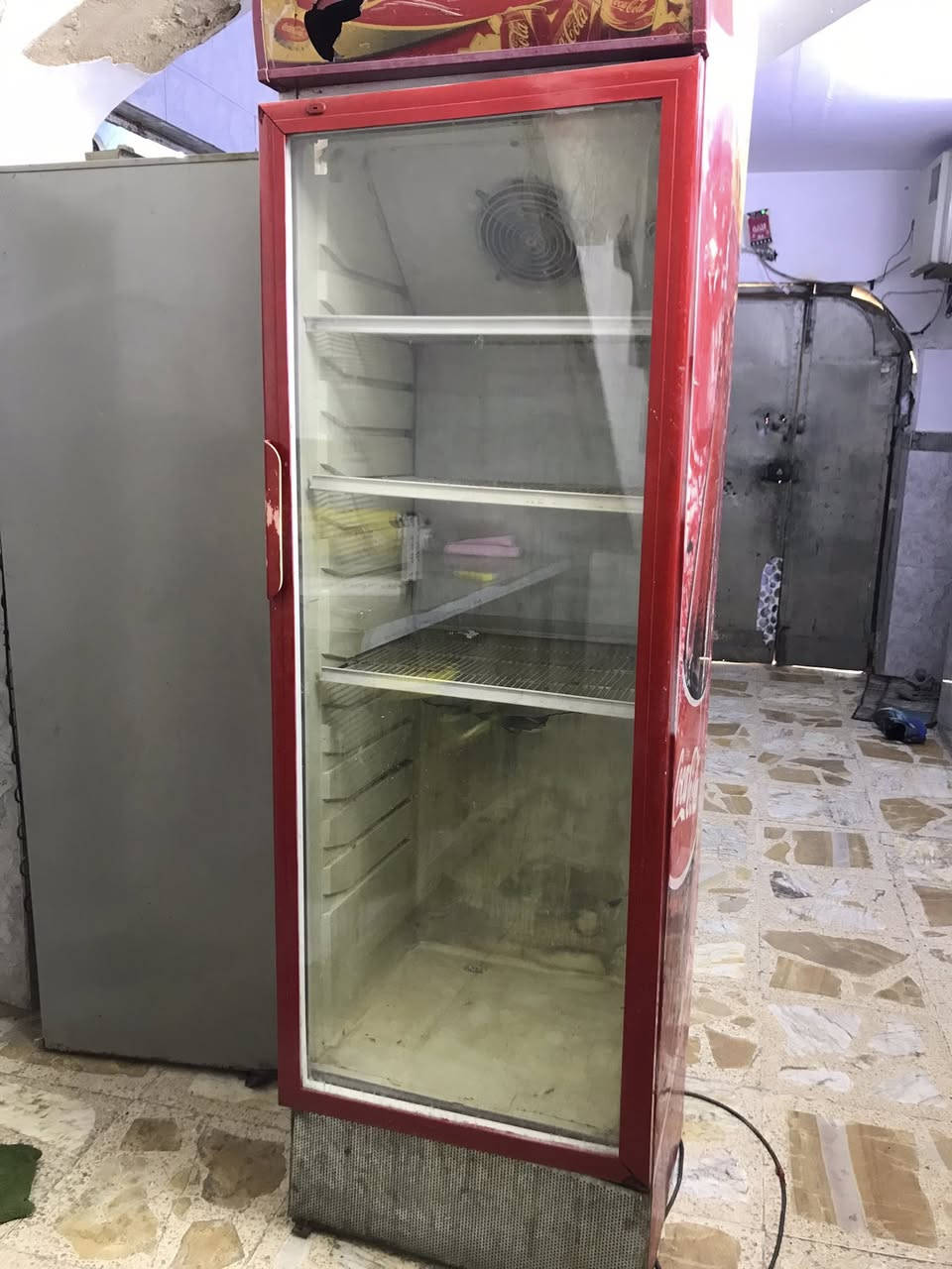 للبيع ثلاجه وعارضه شغالات  سعر العارضه ١٠٠ ولثلاجه ١٥٠
رقم الهاتف ***********
