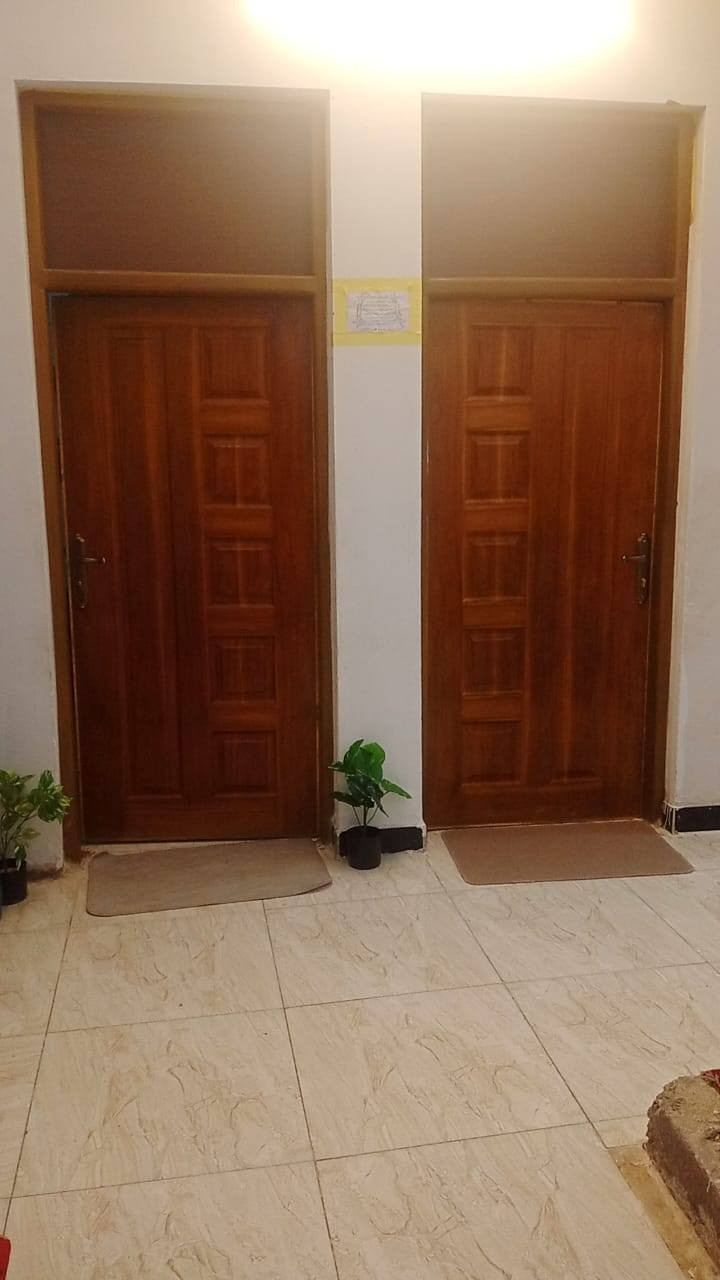 دار للبيع – طابو ملك صرف
🔹 المساحة: 150 متر 🔹 الواجهة: 7.5 متر 🔹 النزال: 20 متر 🔹 البناء: طابقين – طابوق مسلح – بناء جديد
تفاصيل الطابق الأول:
استقبال ضيوف (10 متر)
مطبخ
غرفتين نوم
صحيات خارجية وداخلية
منور عدد (2)
تفاصيل الطابق الثاني:
3 غرف نوم
صحيات
🔹 مجموع الغرف: 5 غرف نوم
📍 العنوان: بغداد – المدائن – منطقة الوردية
قريبة جداً على الشارع العام
📞 للاستفسار: ***********
