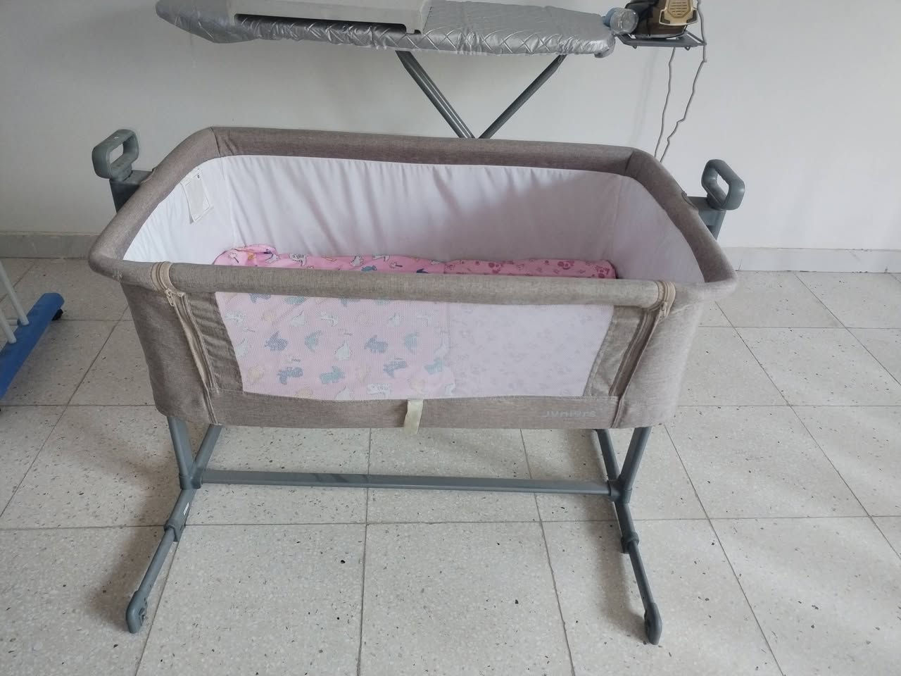 السلام عليكم
متوفر عندي سرير طفل ينفتح من جهه الام بحاله نظيفه جدا سعره ٣٥
ومرجوحه نظيفه عدا الذراع الجانبي بيه كسر مصورته سعرها ٢٥
كرسي طعام نظيف جدا سعره ١٥
مكاني بغداد حي الجهاد قرب جامع محمد رسول الله
*********** متوفر واتس
