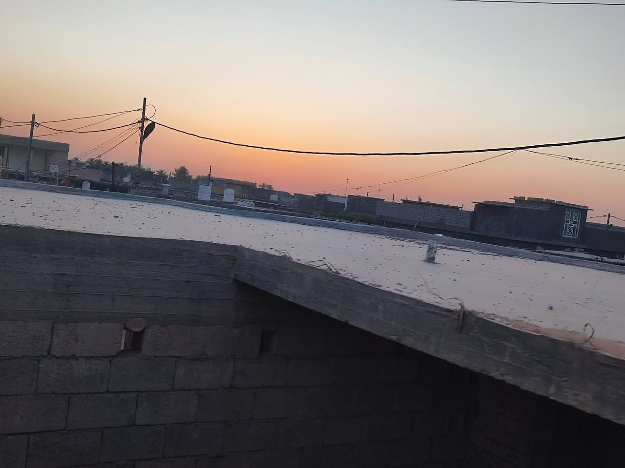 سلام عليكم بيت ركن  للبيع  حي شرطه قرب حي المهندسين متكون من غرفتين 5×4 وهول 9×4 ح حمام داخلي  مضيف 7×5ومطبخ 5×4 مساحه 250 سعر 40 بي مجال الاستفسار ***********
