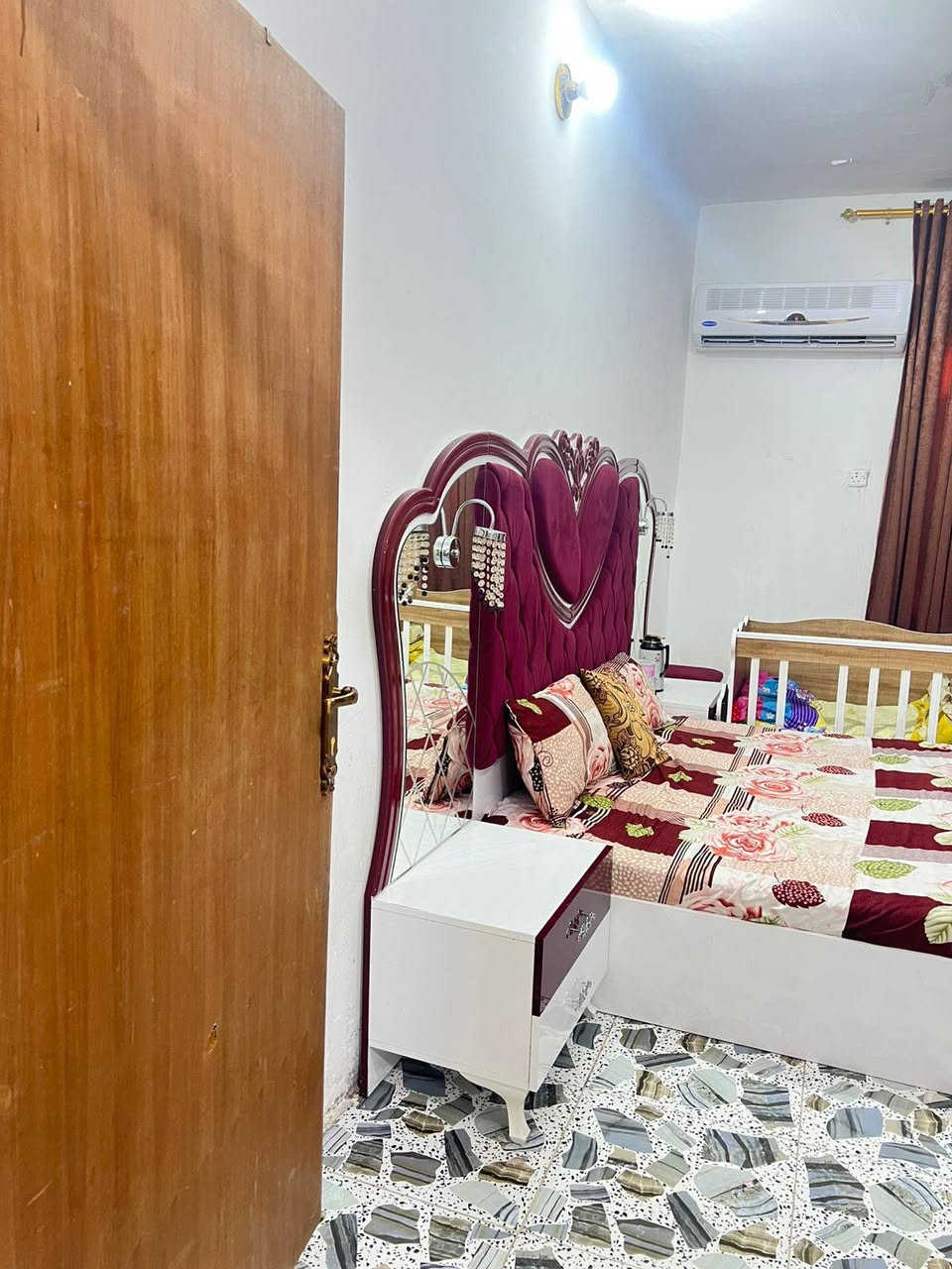 للبيع بيت طابو زراعي سند ٢٥حي زليزل مجاور الاستاذ شهيد الجمراوي  معاملة البلدية كامله المساحة ١٨٠متر يحتوي على (غرفتين نوم وصاله ومطبخ واستقبال وصحيات داخليه و خارجيه )البيت بلوك والسقف كونكريت مسلح بيت جيد جداً للاستفسار مراجعة مكتب بصمة اعمار للعقار  
واسط ـ الزبيديه -مجاور اسواق بيت عزيز ذياب أو الاتصال على 
***********
***********
***********

