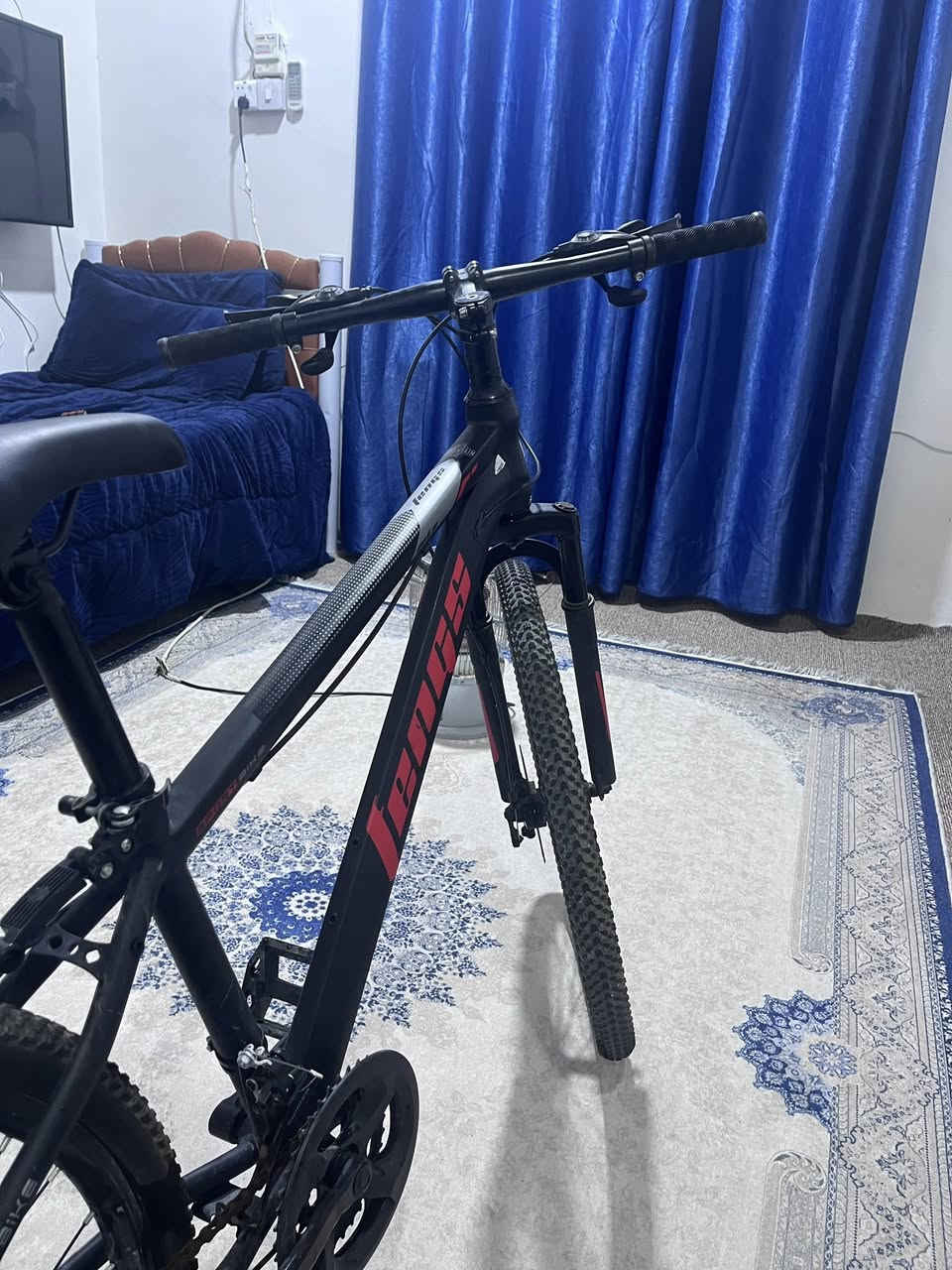 دراجة هوائية لـلـبـيـع البايسكل رياضي من شركة(Mountain bike) اسم البايسكل FENGS البايسكل مخزن عندي صار 3 اشهر ولا مرة احد صاعد بيه مشاكل البايسكل فقط الزنجيل قديم ويرادله تبديل واستمتع بيه 
السعر 100 ألف وبيه مجال للشراي 
التواصل
***********
واتس اب
او راسلني على الخاص
