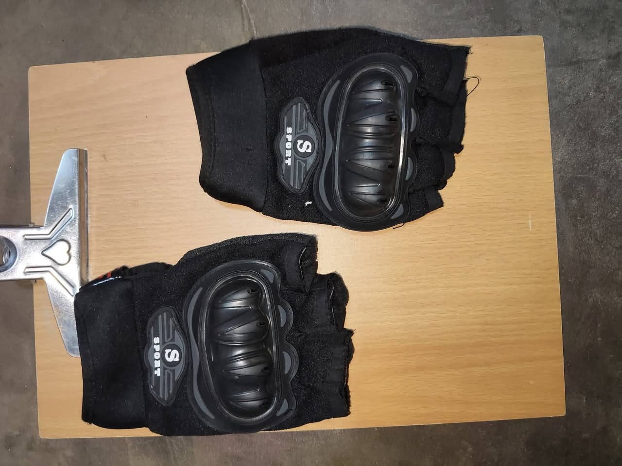 كل الغراض شلع ب 100 سعر اخو البلاش بدون عمله ب 100 الف بلاش تره بس مستعجل مطريات جدد عدد 2 سليب حجم جبير جديد عسكري دافي كلش يعادل 3بطانيات وخفيفيفبالشيل ونطاق وجفوف نص وجفوف كاملة ولثام نص ولثام كامل وفانيله وملابس داخلية جدد وحربه اصليه ماركه و شفقه دائريه سبانيه اصليه و شفقه مارنز اصليه ماركه امريكيه وشاحنه طوارئ بور بنك اصلي تشحن 3 موبايلات فول وكثر وساعهماركه اتصال تصوير سمكارت فلاش يشتغل فيديو تحدد موقع لمس ستديو تنربط على سماعات على حسابه على كلشي محزم عريض مريح مرتب وفيكه  وموبايل الف وميه شغال حلو فيكه انتيكه باب أول اصلي شغال ونواعم هم بعد وياهم ماحسبهن بفلوس بلاش واني كلهم ب 100 الف قفل قفل قفل مستعجل حيل على بيعتهن سعر اخو البلاش وبالعافيه اليشتري مكاني بغداد الحسينية بالبداية قرب مطعم الامير للشري يجي خاص او يتصل هذا رقمي ***********
