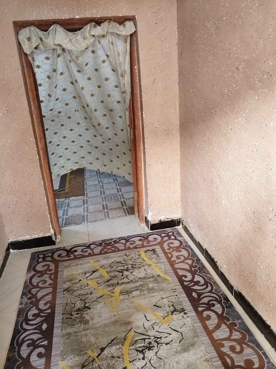 من رخصة الادمن بيت ومشتمل معروض للبيع يتكون من غرفه ومطبخ وصاله وهول وديوانيه وصحيات داخليه وخارجيه  اما المشتمل غرف ومطبخ وصاله وديوانيه وصحيات داخليه وخارجيه موقع البيت بل الخمسه كيلو شارع 30  بتجاه باب مجمع عمر الراوي البيت تجاوز وماشيه بي معامله بل البلديه السعر 140 وبي مجال قليل ***********
