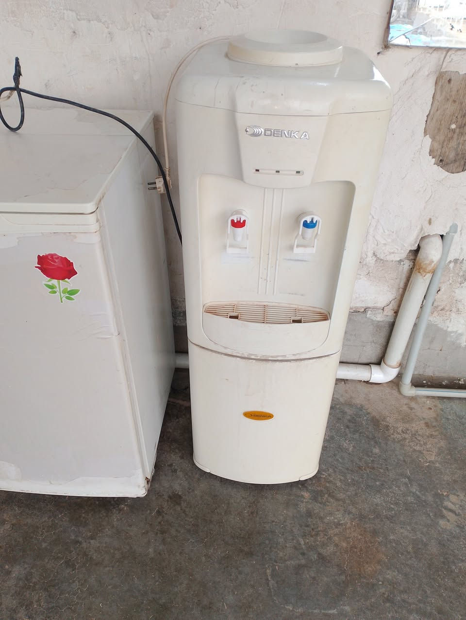 ميز طعام وياه 6 كراسي مابي عيب السعر 45 وبي مجال ثلاجه حجم صغير شغاله السعر 50 وبيه مجال براد شغال كل عيب مابي السعر 25 وبي مجال
سنك مثل ماواضح بالصوره السعر 35 وبي مجال
 رقم المبايل ***********
