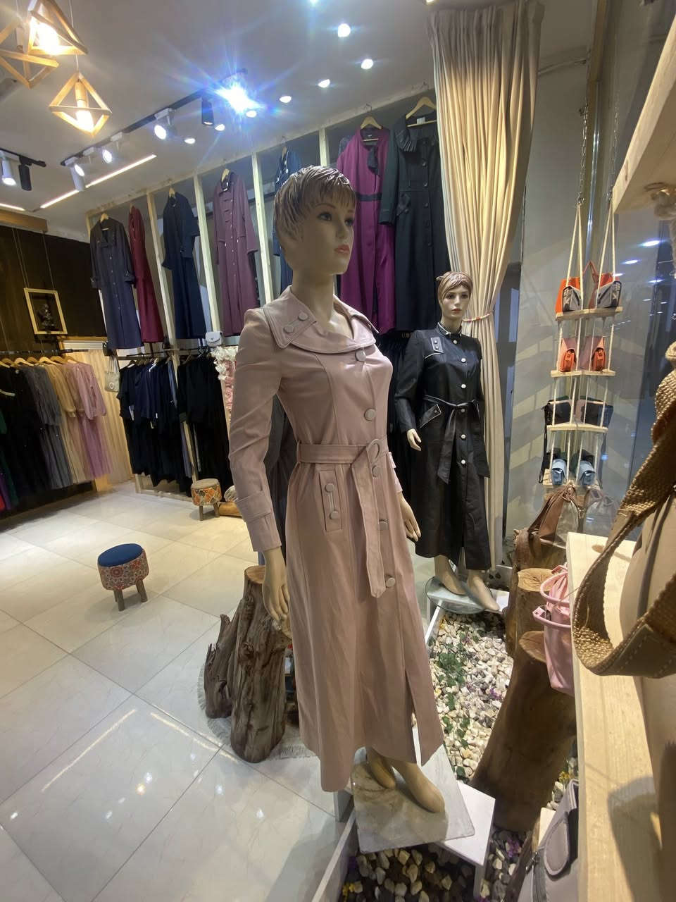 محل داخل مول فاملي للبيع بقرب الالعاب للبيع لعدم التفرغ محل كامل ديكور يرهم ملابس وجنط رجالي نسائي 
للستفسار والتفاصيل لاتصال ***********
