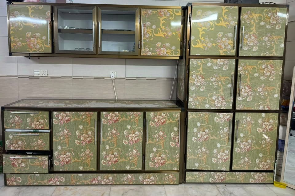 السلام اثاث مستعمل للبيع التخم الاحمر كامل 10 اشخاص ويرهم مخزن ويتحول جربايه تخم اصلي السعر 800 وبي مجال التخم الاخضر 8نفرات السعر 250 وبي مجال الكاونتر كامل السنك مع المحلق مع الكاونتر ومع الاضافه العاموديه ب800 وبي مجال العنوان بغداد اليرموك للاستفسار الاتصال على الرقم ***********
