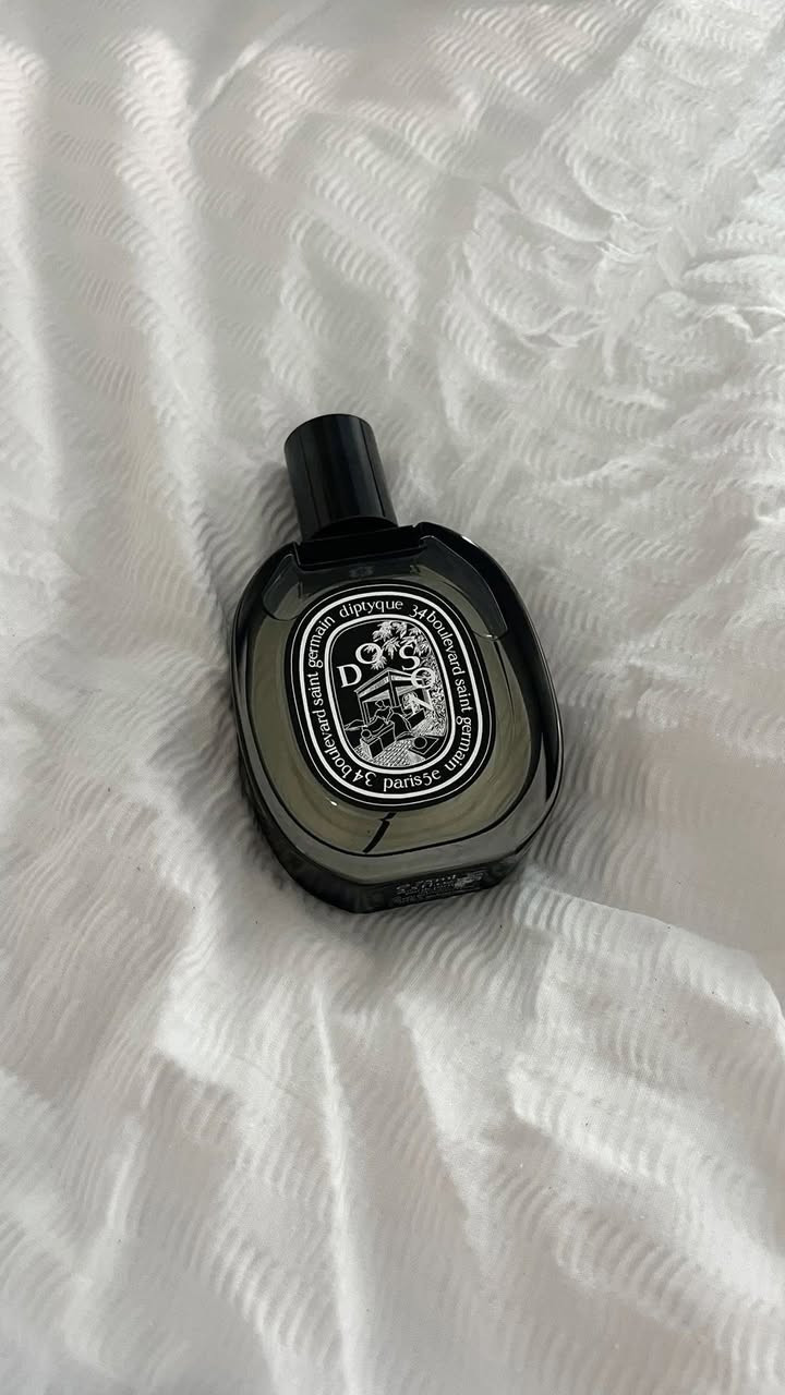 السلام عليكم
السعر 145$
عطر ديبتيك دو سون أودوبارفيوم75مل

يستمد ماء عطر دو سون من ديبتيك بنفحات الزهور الإلهام من العطلات الصيفية على الشاطئ التي كان أحد مؤسسي العلامة إيف كوسلانت يقضيها هناك بكثرة. يعكس العطر انتعاش الهواء وبرودته على الشاطئ ممزوجًا بنفحات زهور مسك الروم الفواحة. كما يتميز هذا الإصدار بالعطور الرقيقة التي تحمل ذكريات طفولة كوسلانت في الهند الصينية. يختلف ماء عطر دو سون من ماء التواليت بنفحات مسك الروم التي تطغى على هذا الإصدار. رشة واحدة من العطر كفيلة بأن تأسرك في عالم الهند الصينية، وبالتحديد وقت غروب الشمس وتألق أزهار مسك الروم الأبيض على خلفية الباجودا الخشبية.
المكونات
المكونات الرئيسية: مسك الروم وزهور البرتقال والياسمين ومزيج من النفحات البحرية للحجز والاستفسار واتساب او مراسلة صفحة العطور دايركت ***********
https://www.instagram.com/lb.perfume.iq?igsh=dGs1MTJ5OHUxempi&utm_source=qr
