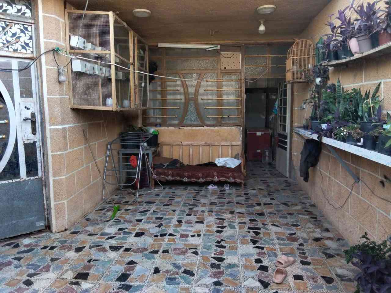 بيت طابو صرف مساحتة 150يحتوي الطابق الاول على غرفتين نوم وصالة ومطبخ  واستقبال طوله 8امتار وصحيات 3والطابق الثاني 4غرف نوم وصالة وصحيات العنوان الحسينية شارع ابوسمير قرب صورة الشهداء لتواصل واتساب او اتصال ***********
