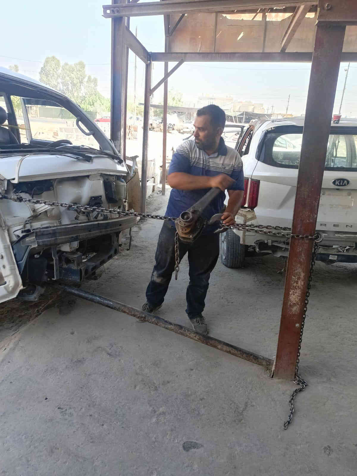 سلام عليكم ورحمه الله وبركاته سمكره وصبغ الأخوين بجميع انواع سيارات الحديثه.  عنوان بغداد يم جسر لفضيليه مقابل حمام الفندي.  بادارت ابو حيدر المياحي رقم ***********
