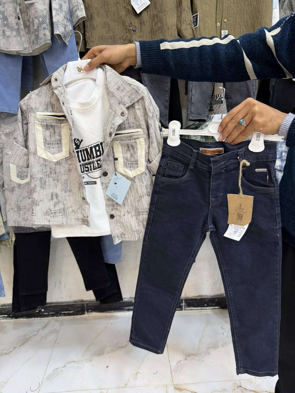 عرض ملابس أولاد: طقم 3 قطع
 • القميص + البدي + البنطلون كابوي
 • متوفر جميع القياسات
 • ألوان متنوعة وجذابة
 • قماش أصلي عالي الجودة
 • المكان: مجمع الحاج، هاتف العامري

لا تتردد، اختار لأطفالك الأفضل!


**إذا كنت صاحب هذا الإعلان وتريد حذفه لأي سبب، رجاءا أرسل رسالة إلى الدعم الفني**