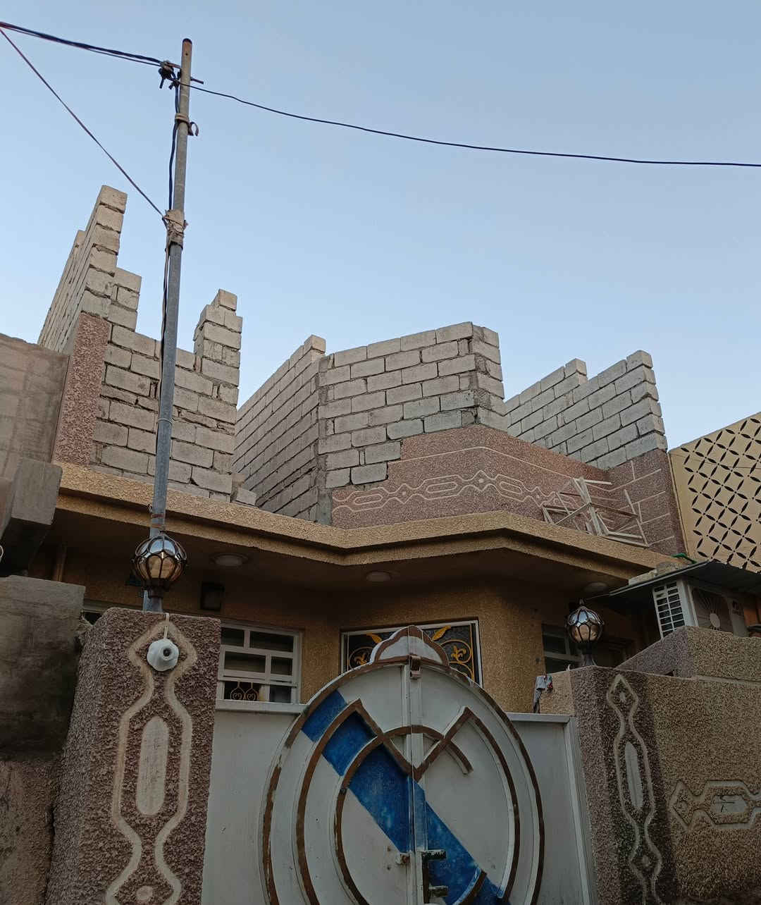 الدار للبيع 
المساحة 100م مربع . بناء حديث بلكامل وبمواد حديثة من صبغ وديكور وكهرباء تأسيس دفن وبأحدث الاجهزة الأنارة بلكامل مصابيحLED احدث نوعية. البيت طابقين . طابق الثاني هيكل كامل مكمل فقط يحتاج سكف .البيت كامل ومرتب وخدماته كاملة والمجاري على مجرى الشارع  وشارعة مبلط تبليط لباب لبيت للاستفسار اكثر الاتصال على رقم 
***********
