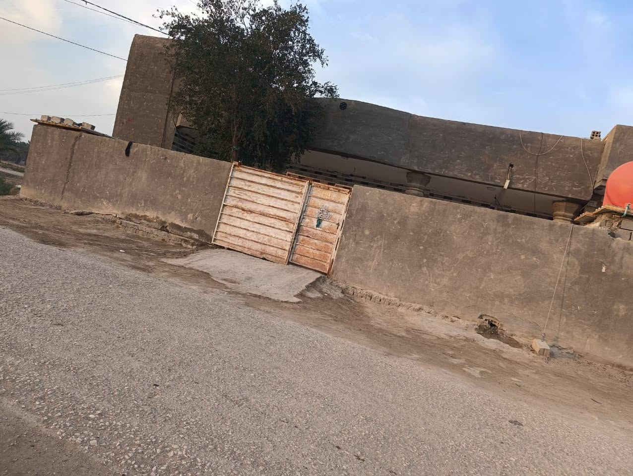 بيت مساحه 450 متر  طابو زراعي  سند  25 غرفتين ومطبخ وهول واستقبال موقع حله ابو غرق سنتر عل تبليط  خلف المعهد 0788 587 9590الفني  سعره ٨٠  بي مجال بسيط
