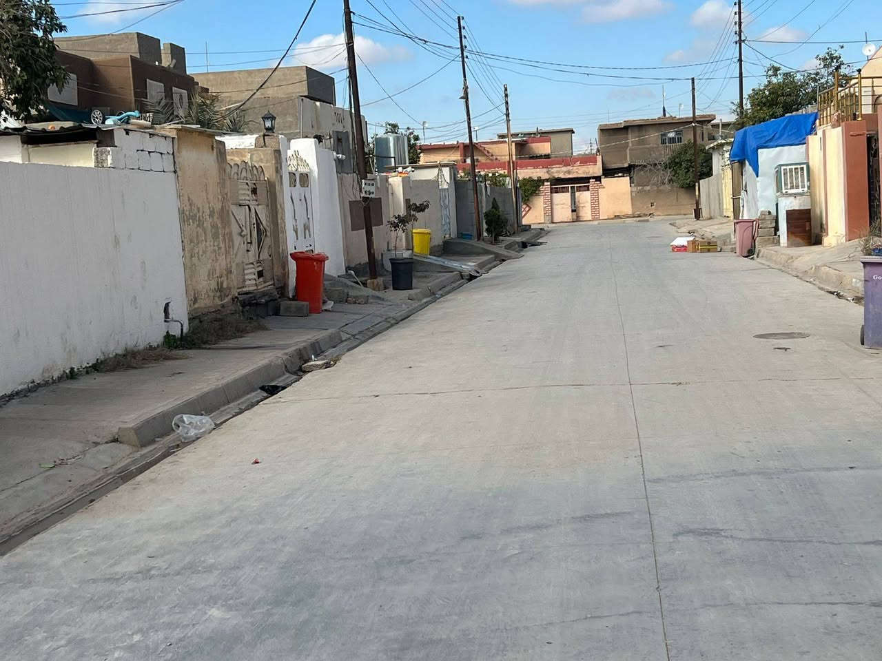 بيت للبيع حي القادسية خلف مجمع المدارس فارغ جاهز للسكن عالي عن الشارع وشارع مرتب المساحة ٢٠٠م باسم شخص واحد السعر ٧٨ مع مجال بسيط صاد عالشمس للاستفساراكثر مراجعةمكتب الزغيت اوالاتصال على الرقم ***********
