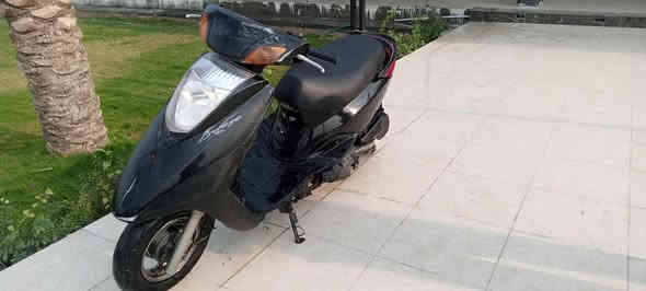 السلام عليكم دراجه بريز  
 درجه كله بلاديه خير من الله   شلعه ومعدال شغاله سلف وهندر مكينه خرسه ناعمه  كهربائيات كله شغال شاير يمنه يسره عداد كليو متر شغال الايت عالي ناصي كله شغال بريك مامي خلفي   مكفوله كفاله عامه 
وراق كامله وراق رنبه موجود مكاني بغداد سعر 550
للاستفسار ***********
