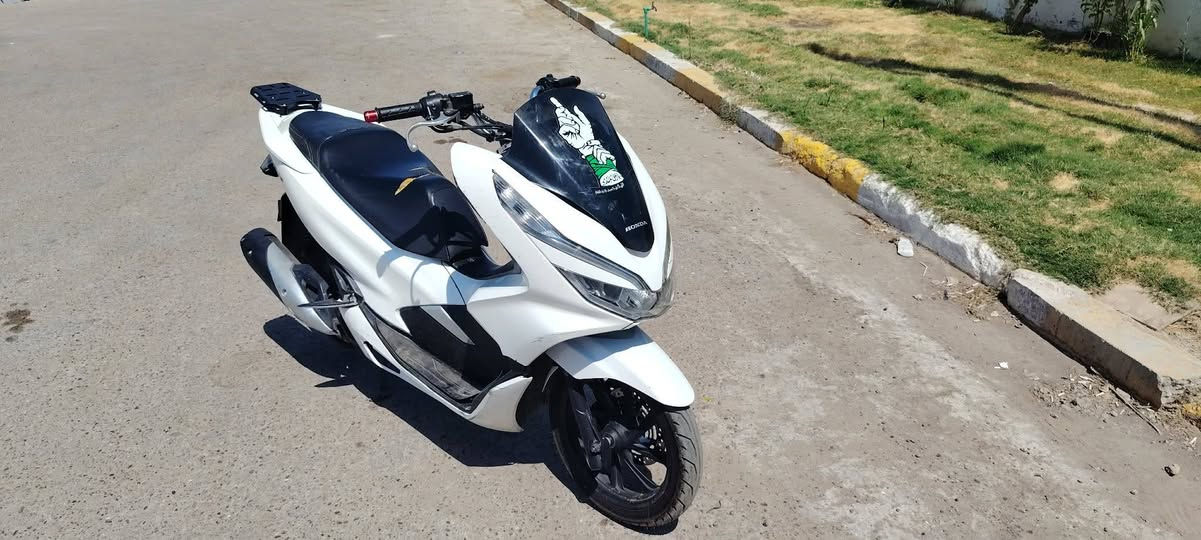 Pcxجيل ثالث دراجه 
بيه تلحيصات بصيطه كلش بل كفرات او كلج خلفي فقط الباقي كله كامل السعر ١٢ ورقه او بيه مجال بسيط مكاني بغداد حي العامل الرقم ***********
