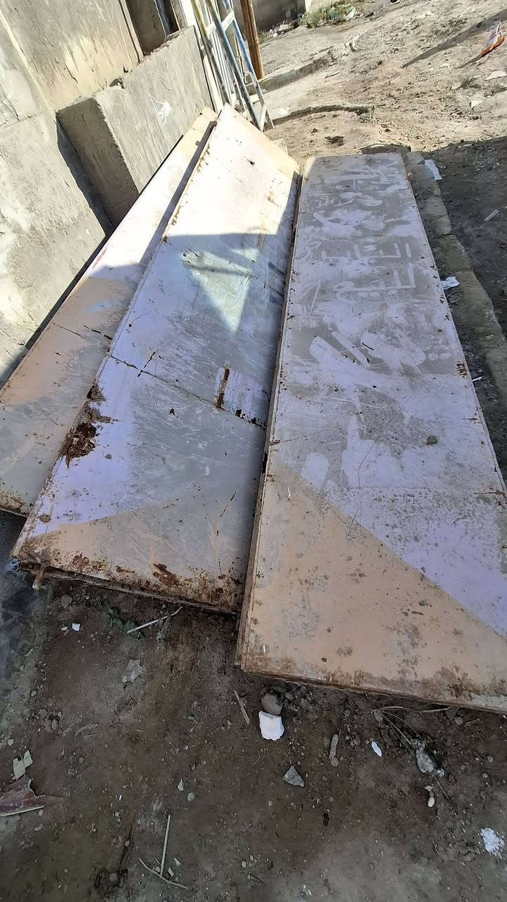 باب محل دفتري حديد ثقيل نظيفة 
6 قطع ونص 
ارتفاع 250 عرض كامل 350 

السعر ٢٥٠ الف 
***********
