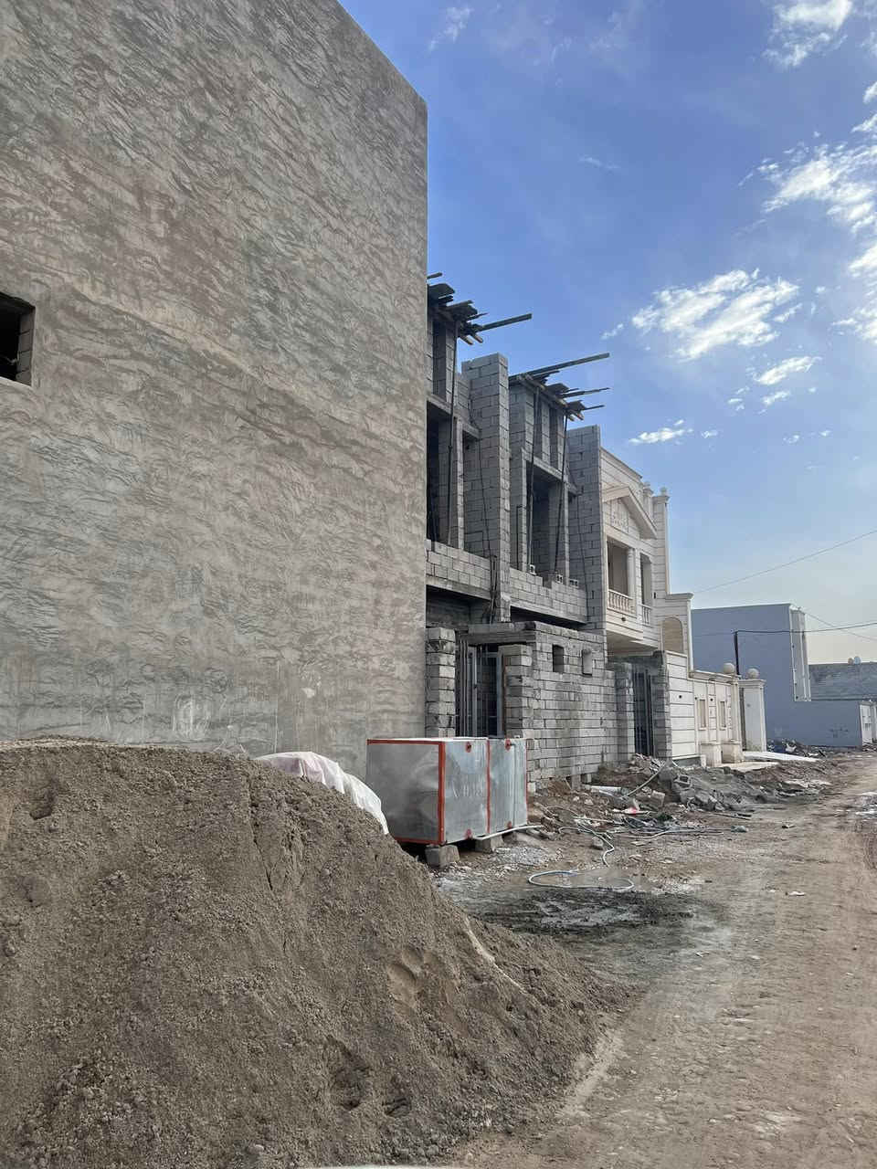 🌹اعلان 🌹
للبيع دارين تون حي التوحيد قيد الانشاء زيرو الاستلام بعد ٤٥ يوم طابقين ٣ غرف نوم - ضيوف - مطبخ - صالة - حمامات عدد ٣ - السيراميك 30x90 - الشبابيك الامامية سلايت الالمنيوم استلام الدور بناء درجة اولى من صاحبهن مباشر موقع مميز مدارس وجامع واسواق للاستفسار الاتصال بالارقام: ‭٠٧٧١ ١٤١ ٣٨٥٦‬ -‭٠٧٧٢ ٣٠٦ ١٦٧٣‬ مكتب التوحيد للعقار
