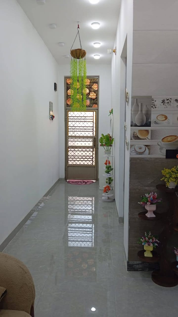 السلام عليكم
دار للبيع بناء جديد كونكريت مسلح طابقين مساحه 125م 
حي الزهراء شارع المستوصف خدمات كامله 
للأسفسار ***********
