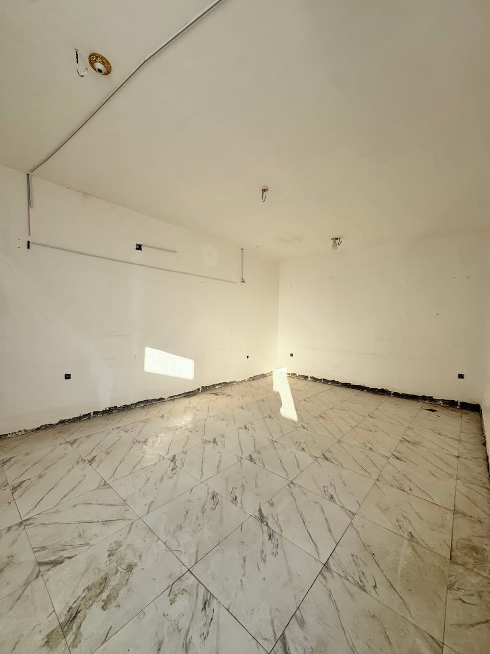 بيت ٢٠٠ متر ايجار مجمع بيتي ٢
مقابيل الصلطان طابق واحد 
يتكون من ستقبال بطبخ صالة
غرفه عدد ٢ صحيات عدد ٣منور إيجاره ٣٥٠ الاستفسار 
***********
