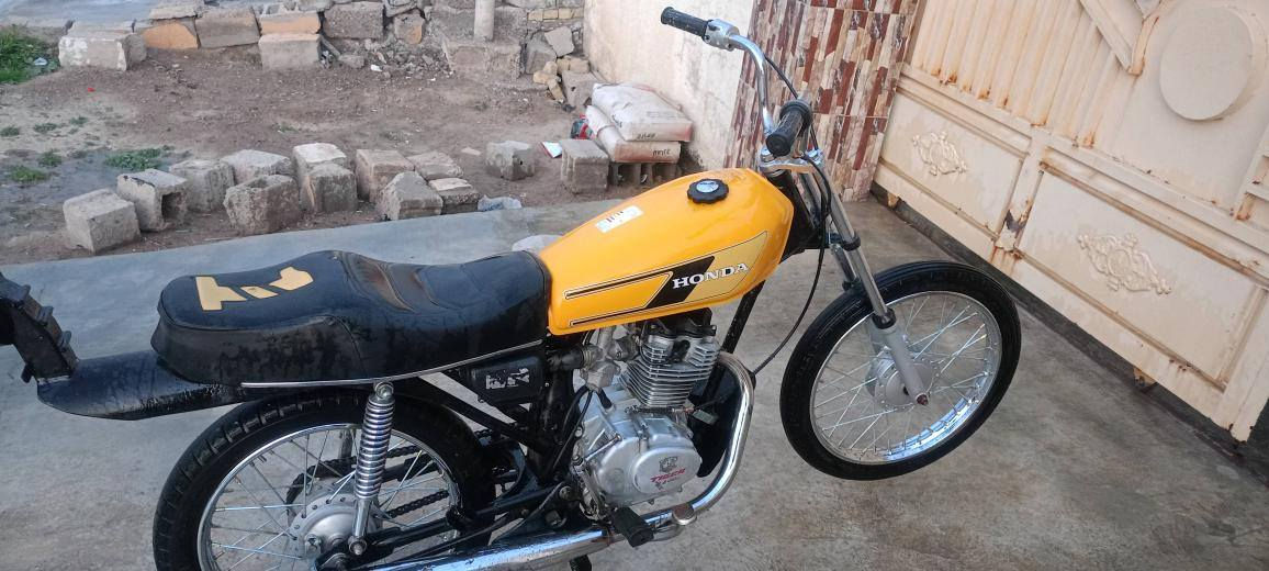 السلام عليكم دراجة تايكر رياضي موديل 2020 دراجة كاملة مابيها نقص غراض جديدة مكينه شلعة ومعدل دراجة خير من الله محرك مفتوح بس ولفات شاصي نامه اوراق بيها السعر 325 وبيها مجال العنوان ديالى بلدروز شارع الزراعة للأستفسار خاص او الاتصال ***********
