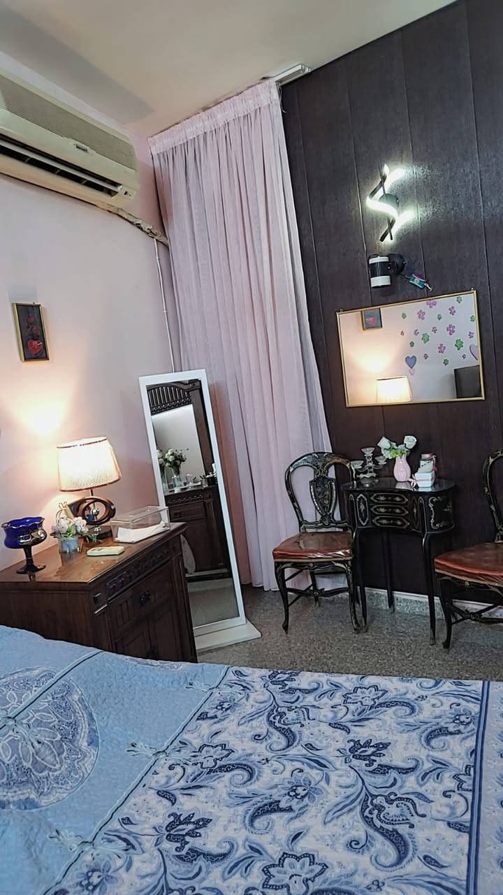 السلام عليكم دار للبيع ملك صرف طابو المساحه ٧٧ واجهه٥
غرفتين نوم بالطابق العلوي مع حمام 
الطابق الأرضي صاله وغرفة خطار 
مطبخ مفتوح هدية مع البيت
حمام
سبالت عدد 3 هديه مع البيت 
مع برانكيتات هديه 
عنوان الدار / شارع المغرب /فرع صيدلية بيت الدواء 
سعر البيت 435قفل 
رقم الهاتف ***********
