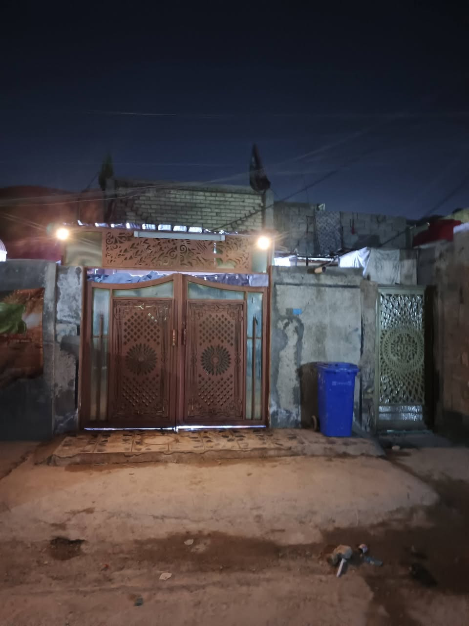 سلام عليكم م 100اللبيع الوجه 4 حوش جبير وستقبل جبيره وهول جبير  والغرفه والصحياته وارى ترك عالي على شارع رفت  ومجاري ورضيه جديده البيت صب مسلح بيتونه صب وستاير كمل البيت متعوب عليه ونظيف الموقع حي الزهراءفارع بانده قريب على شارع العام   موجود على نت وهاذا رقمي *********** سعر مناسب
